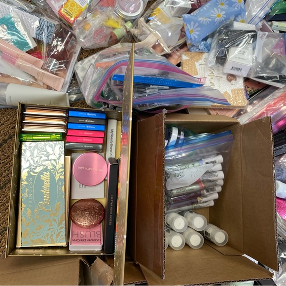 MYSTERY BOX ❤️Curated❤️BEAUTY SELF CARE SKINCARE MAKEUP HAIR SPA $277-$299 MSRP - Picture 11 of 16